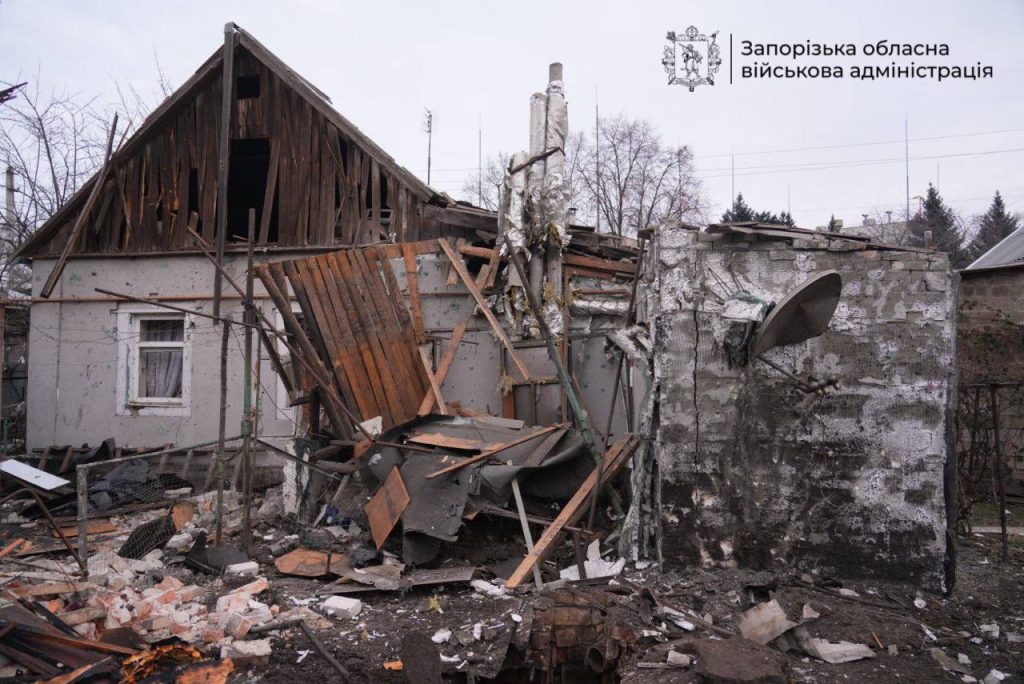 Разрушенный дом: очередной удар РФ нанесла по Запорожью (ФОТО)