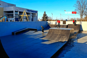 Не витримав і місяця: у Запоріжжі новий скейтпарк руйнується, діти зазнають травм
