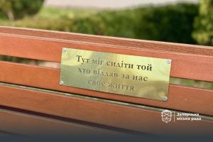 На проспекті Соборному в Запоріжжі встановили пам’ятні таблички на честь загиблих військових