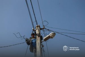 У Запорізькому районі відновили електропостачання 5,4 тис. родин: роботи тривають