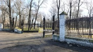 Как выглядит заброшенный парк имени Сагайдачного в центре Запорожья (ФОТОРЕПОРТАЖ)