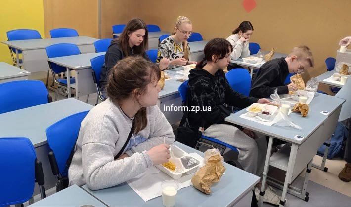 Еда из Днепра: как в Запорожье кормят школьников в подземных школах (ФОТОРЕПОРТАЖ)