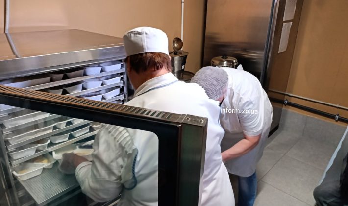 Еда из Днепра: как в Запорожье кормят школьников в подземных школах (ФОТОРЕПОРТАЖ)