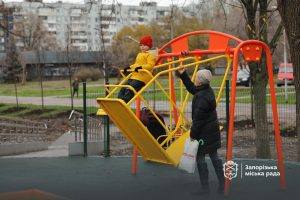 Інклюзивні спортмайданчики у Запоріжжі: у яких трьох парках завершили ремонт 