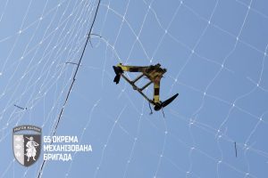 Із прифронтового Таврійського евакуювали жінку: поліцейські везли її під загрозою FPV-дронів