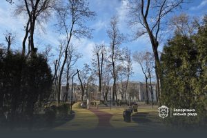 Вымытые площадки и новые клумбы: как выглядит сквер Бирюка в Запорожье после весенней уборки (ФОТО)