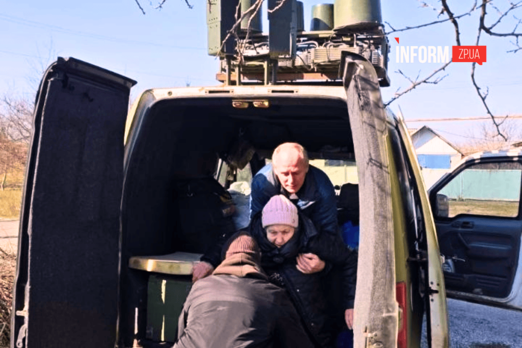 Волонтер із Запоріжжя на броньованому авто вивозить людей із Комишувахи