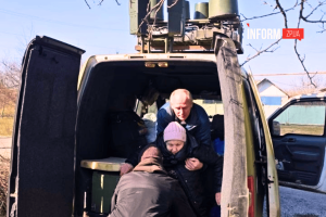 Пройшов полон і поранення: як волонтер із Запоріжжя евакуює людей із Комишувахи на броньованому авто