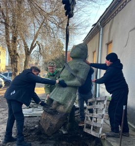 В Запорожской области военные спасли каменные бабы XII века из-под угрозы авиаударов