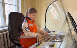 Діти переселенці у Запоріжжі дізналися, як живе трамвайне депо