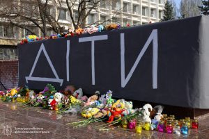 Годовщины трагедии в Мариупольском драмтеатре: в Запорожье почтили память погибших