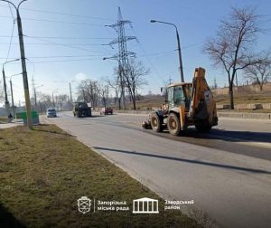 В Запорожье продолжаются ремонтные работы дорог в разных районах города (ФОТО)