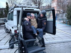 На Запоріжжі рятувальники евакуювали з-під обстрілів сім’ю та їхнього сусіда