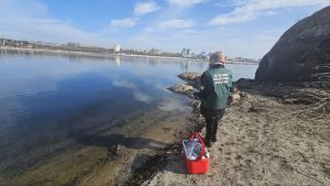 У Запоріжжі на Дніпрі з’явились райдужні смуги