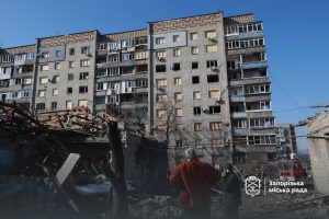 В Запорожье продолжается ликвидация последствий ударов: специалисты работают на местах атаки