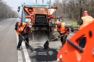 У Запоріжжі ремонтують дорогу на Хортиці після зими (ФОТО)