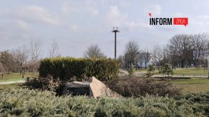 Пошкоджені лави та потрісканий асфальт: який вигляд має парк Поколінь у Запоріжжі (ФОТО)