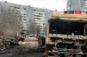 Згорілі вантажівки та вибиті вікна: наслідки атаки по Хортицькому району Запоріжжя (ФОТОРЕПОРТАЖ)