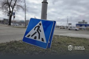 На Набережной магистрали в Запорожье обновили дорожные знаки: где еще планируют ремонты