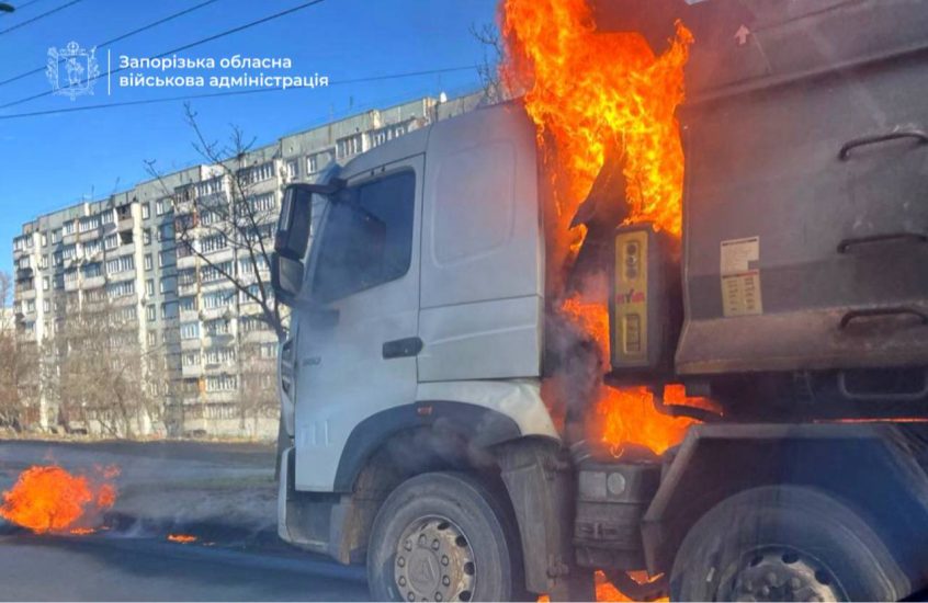 Россияне атаковали Хортицкий район Запорожья: на дороге загорелся грузовик (ФОТО)