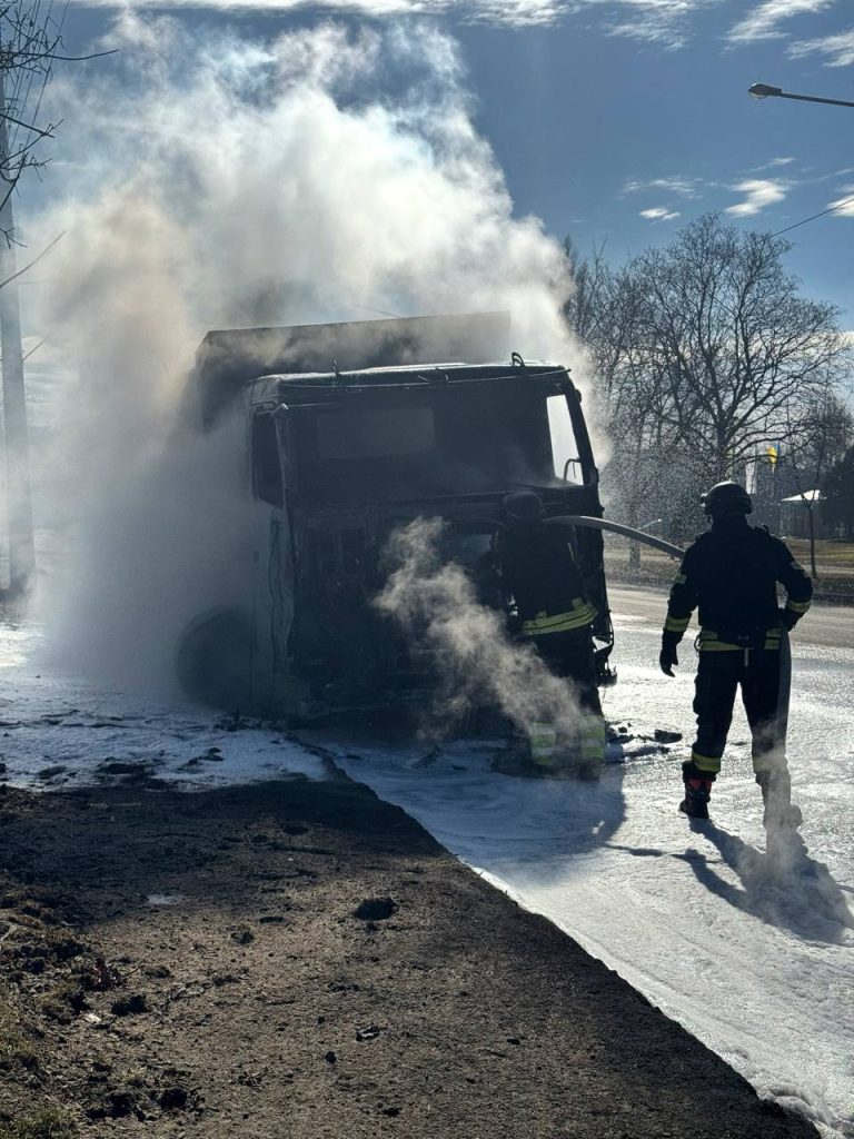 Россияне атаковали Хортицкий район Запорожья: на дороге загорелся грузовик (ФОТО)