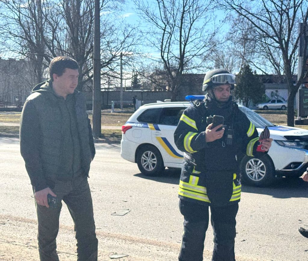 Россияне атаковали Хортицкий район Запорожья: на дороге загорелся грузовик (ФОТО)