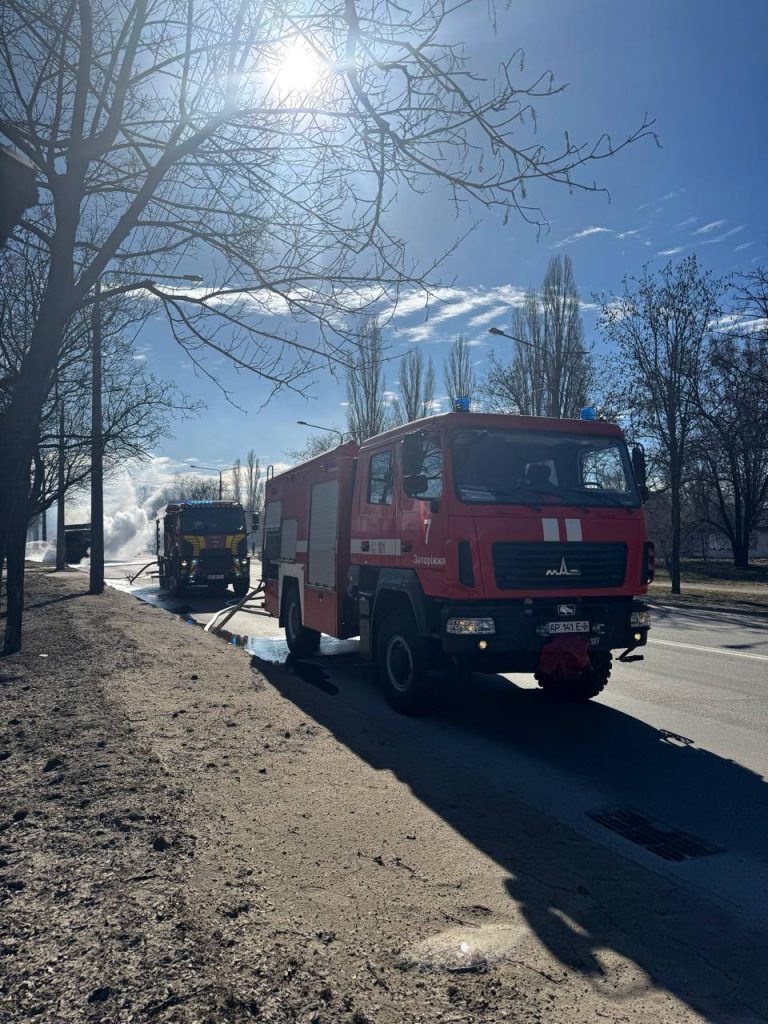 Россияне атаковали Хортицкий район Запорожья: на дороге загорелся грузовик (ФОТО)