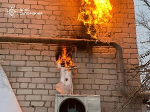 Горів будинок та газопровід: у Запоріжжі та районі ліквідовують наслідки російських ударів