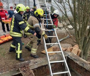 Впала на глибину 5 метрів: під Запоріжжям надзвичайники врятували 55-річну жінку