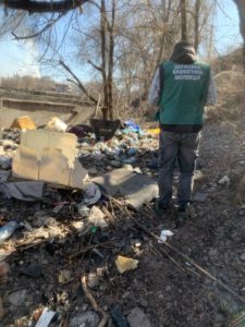 Горы пластика прямо возле путей: в двух районах Запорожья выявили незаконные свалки