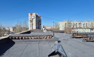 В Запорожье восстанавливают крыши домов, повреждённых обстрелами