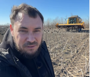 «Мы будем без хлеба»: как обстрелы уничтожают фермерство в Запорожской области