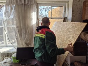 В Запорожье ликвидируют последствия обстрела: повреждены десятки домов