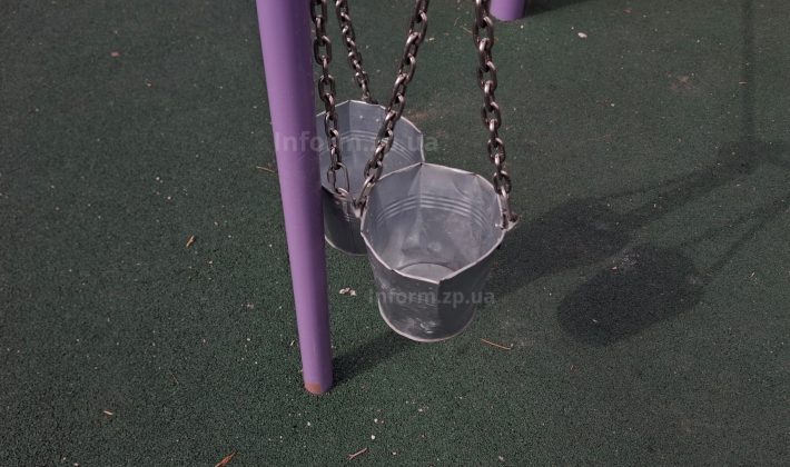 Парк Авиаторов в Запорожье: современные инклюзивные зоны и ржавые советские качели (ФОТО)