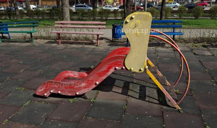 Парк Авиаторов в Запорожье: современные инклюзивные зоны и ржавые советские качели (ФОТО)