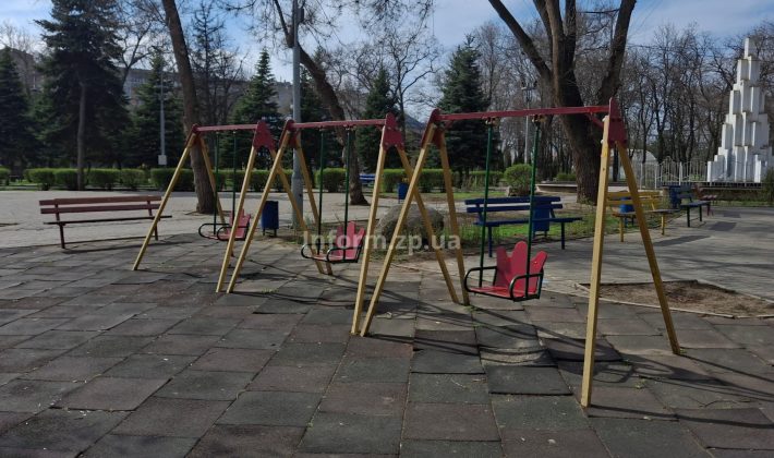Парк Авиаторов в Запорожье: современные инклюзивные зоны и ржавые советские качели (ФОТО)
