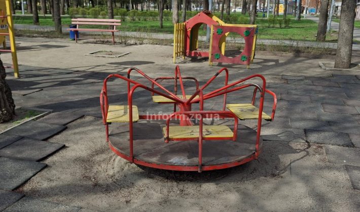 Парк Авиаторов в Запорожье: современные инклюзивные зоны и ржавые советские качели (ФОТО)