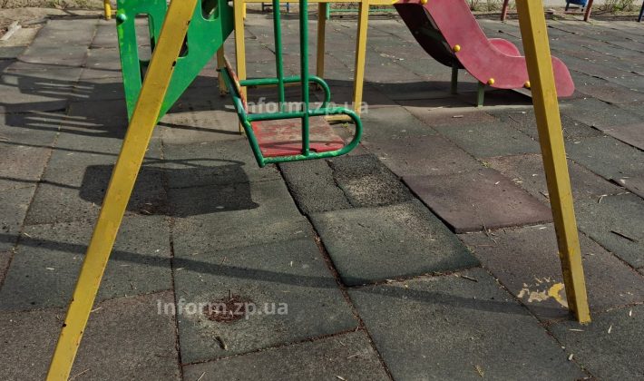 Парк Авиаторов в Запорожье: современные инклюзивные зоны и ржавые советские качели (ФОТО)