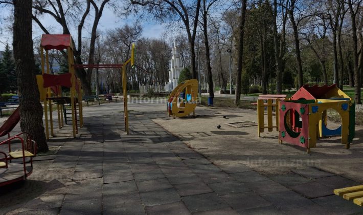 Парк Авиаторов в Запорожье: современные инклюзивные зоны и ржавые советские качели (ФОТО)