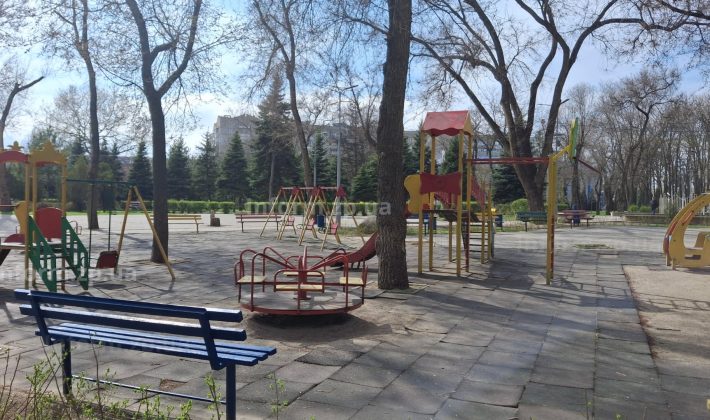 Парк Авиаторов в Запорожье: современные инклюзивные зоны и ржавые советские качели (ФОТО)