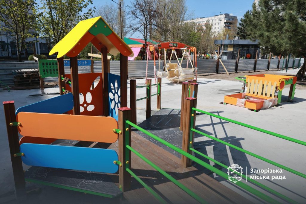 У Дніпровському районі Запоріжжя завершують будівництво інклюзивного майданчика