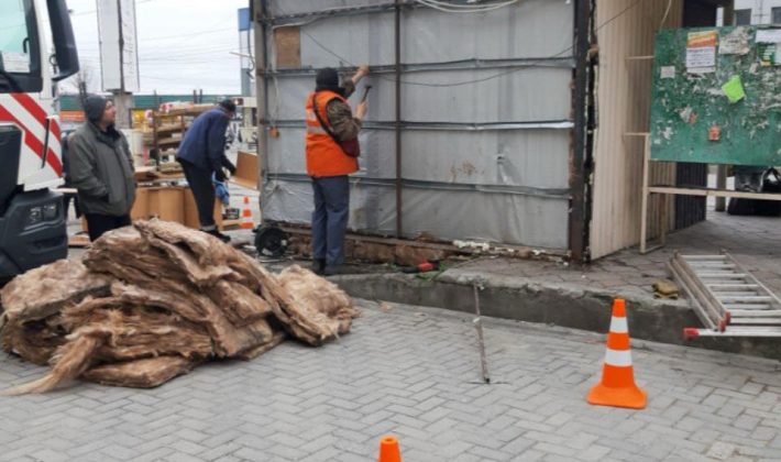 В Запорожье на Кичкасе принудительно снесли киоск (ФОТО)