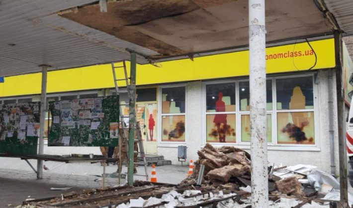 В Запорожье на Кичкасе принудительно снесли киоск (ФОТО)