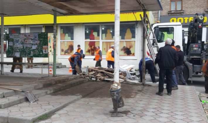 В Запорожье на Кичкасе принудительно снесли киоск (ФОТО)