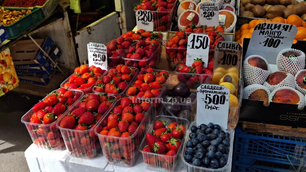 От 150 до 280 гривен: на рынках Запорожья появилась ранняя клубника (ФОТО)