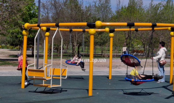 Весна в сквере Гутника-Залужного в Запорожье: что уже работает, а какие зоны до сих пор на ремонте (ФОТО)