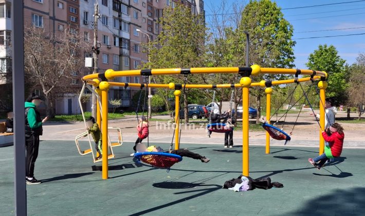 Весна в сквере Гутника-Залужного в Запорожье: что уже работает, а какие зоны до сих пор на ремонте (ФОТО)