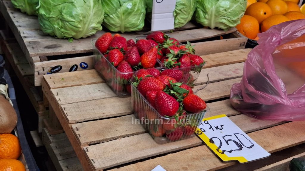 От 150 до 280 гривен: на рынках Запорожья появилась ранняя клубника (ФОТО)