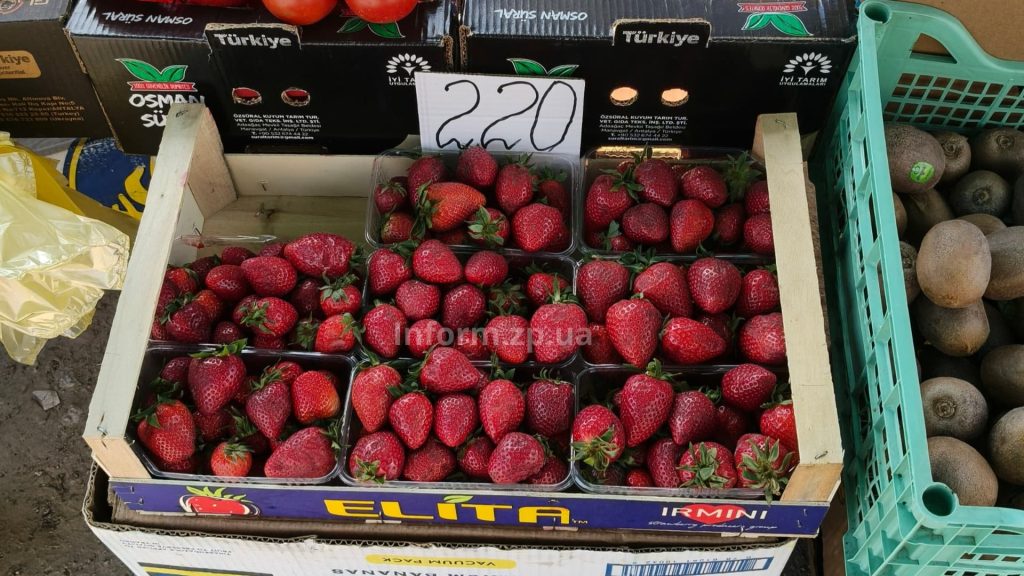 От 150 до 280 гривен: на рынках Запорожья появилась ранняя клубника (ФОТО)