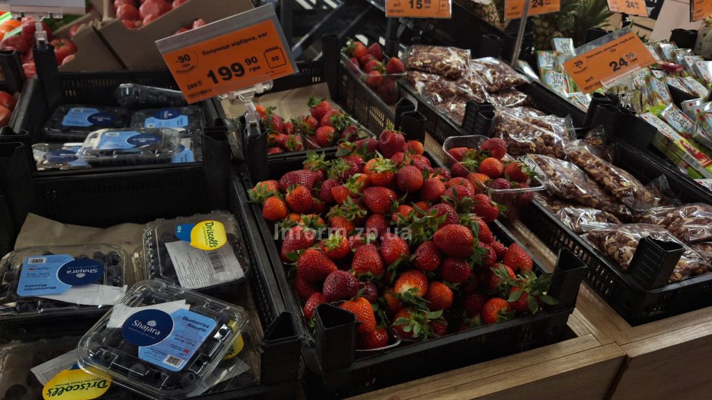 От 150 до 280 гривен: на рынках Запорожья появилась ранняя клубника (ФОТО)